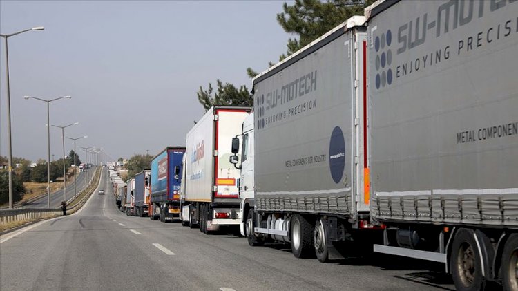 Çıldır-Aktaş Gümrük Kapısı'ndaki tır kuyruğu 7 kilometreyi geçti