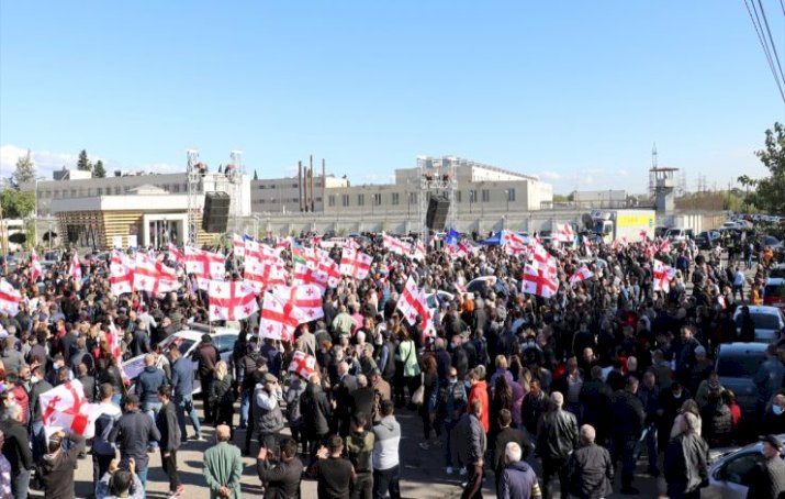 TİFLİS'TE SAAKAŞVİLİ'NİN YURTDIŞINA NAKLİ TALEBİYLE PROTESTO GERÇEKLEŞTİRİLDİ