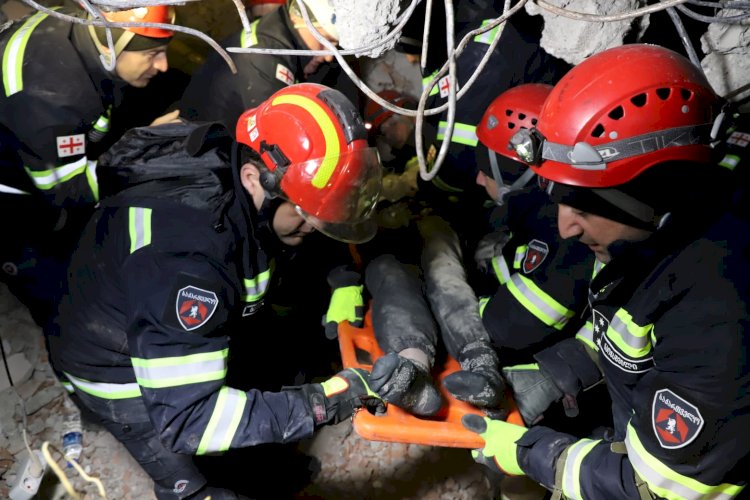 GÜRCÜ KURTARMA EKİBİ,ADIYAMAN’DA GENÇ BİR KADINI ENKAZDAN SAĞ KURTARDI