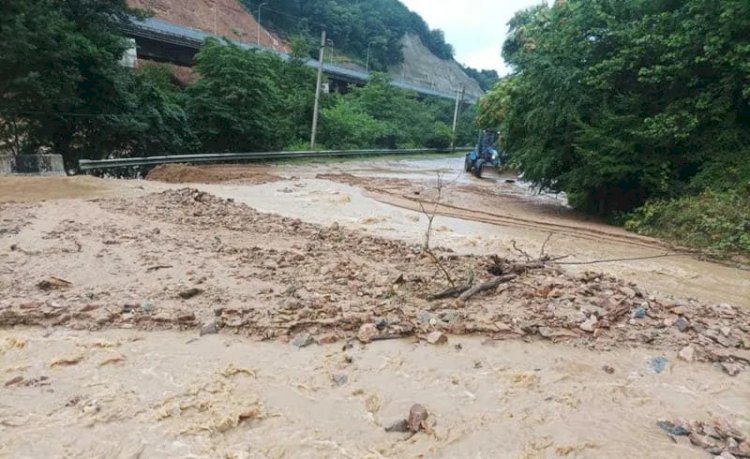 GÜRCİSTAN’IN DOĞUSU İLE BATISINI BİRBİRİNE BAĞLAYAN KARAYOLUNDA ŞİDDETLİ YAĞIŞ SONUCU HEYELAN MEYDANA GELDİ